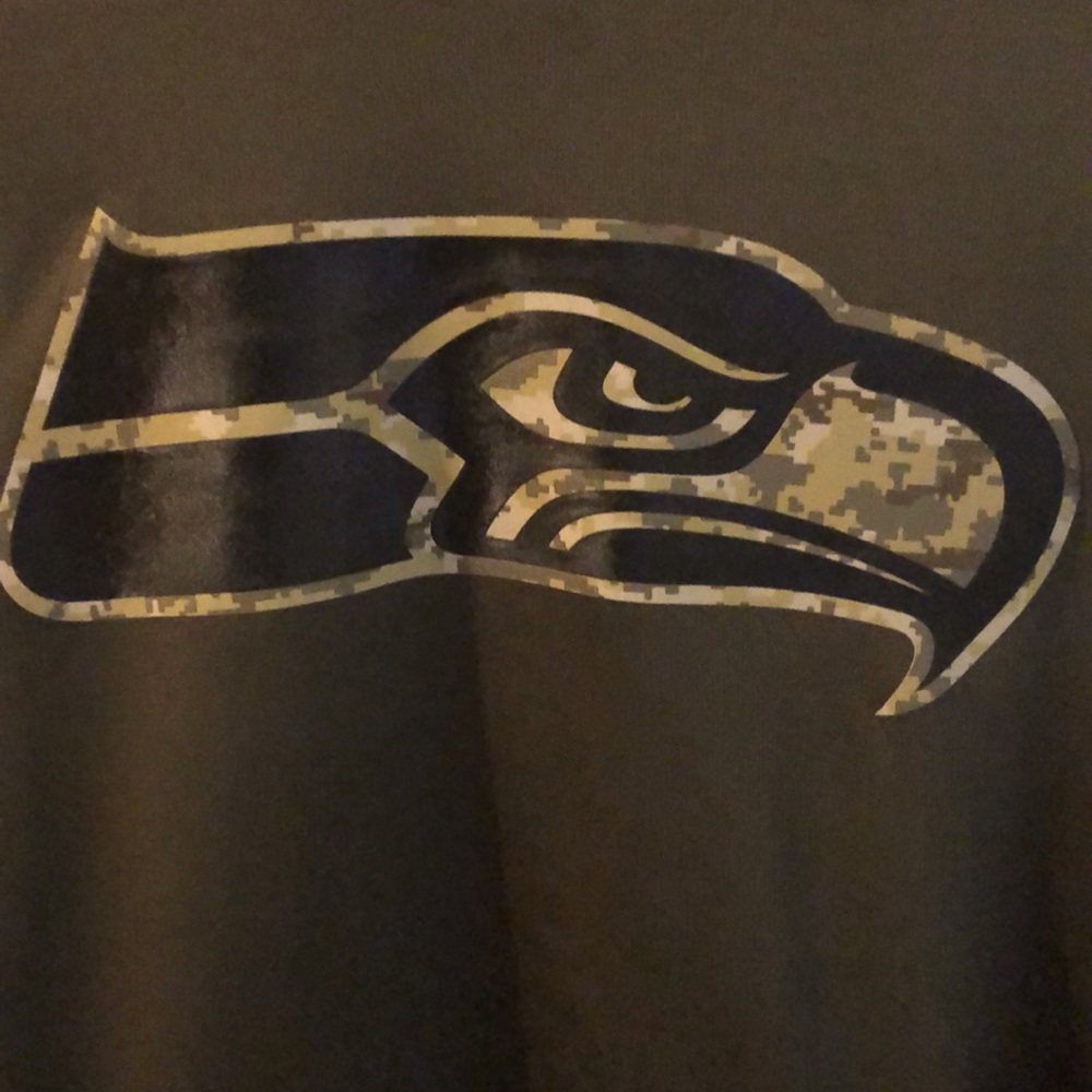SEATTLE SEAHAWKS SALUTE TO THE TROOPS PULLOVER  Lg